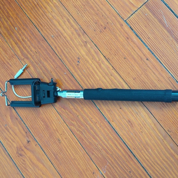 CABLE takes Pole for videos and pictures. - Picture 6 of 8